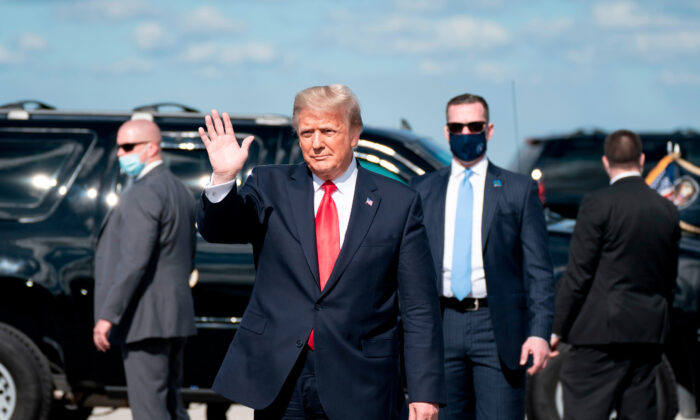 O presidente cessante Donald Trump saúda após pousar no Aeroporto Internacional de Palm Beach, em West Palm Beach, Flórida, em 20 de janeiro de 2021 (Alex Edelman / AFP via Getty Images) 