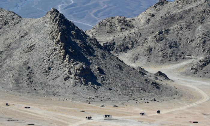 Soldados indianos caminham no sopé de uma cordilheira perto de Leh em 23 de junho de 2020. - O primeiro-ministro da Índia, Narendra Modi, disse em 19 de junho que seu país estava "ferido e irritado" após um confronto de fronteira com a China que deixou 20 soldados mortos, e advertiu que o exército recebeu rédea solta para responder a qualquer nova violência (TAUSEEF MUSTAFA / AFP via Getty Images)
