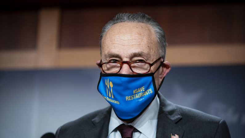 O líder da maioria no Senado, Chuck Schumer (DN.Y.), durante uma entrevista coletiva após um almoço político democrata do Senado no Capitólio, em Washington, em 23 de fevereiro de 2021 (Al Drago / Getty Images)
