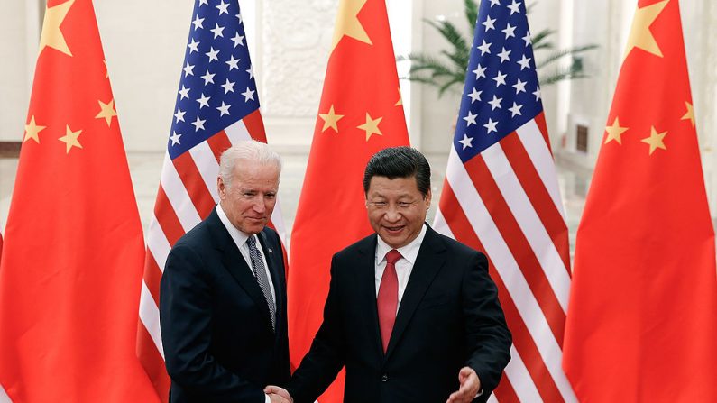 O presidente chinês Xi Jinping aperta a mão do vice-presidente dos EUA Joe Biden dentro do Grande Salão do Povo em 4 de dezembro de 2013 em Pequim, China. O vice-presidente dos Estados Unidos, Joe Biden, fará uma visita oficial à China de 4 a 5 de dezembro. (Foto de Lintao Zhang / Getty Images)