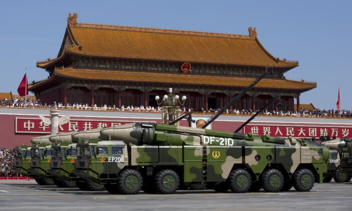 Veículos militares chineses, carregando mísseis balísticos antinavio DF-21D, passam pela Praça Tiananmen durante um desfile militar em Pequim, China, em 3 de setembro de 2015 (Andy Wong / Pool / Getty Images) 