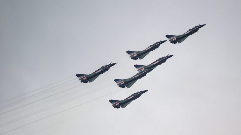 Os caças J-10 da equipe de acrobacias Ba Yi da Força Aérea do Exército de Libertação do Povo Chinês realizam um show aéreo durante a pré-visualização da mídia do Singapore Airshow em Cingapura em 9 de fevereiro de 2020 (Suhaimi Abdullah / Getty Images) 