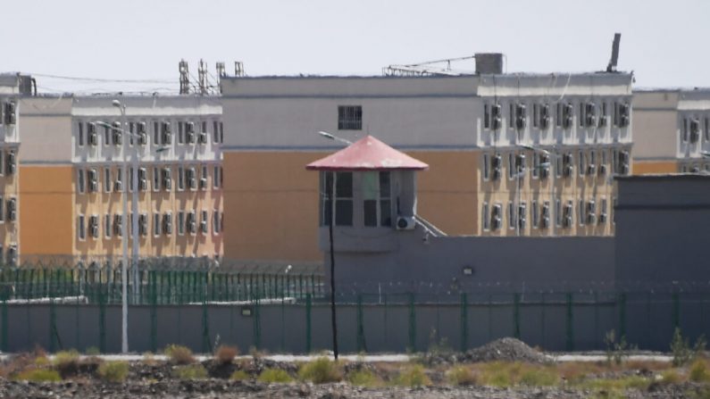 Prédios do Artux City Vocational Education Service Center, que se acredita ser um campo de reeducação onde a maioria das minorias étnicas muçulmanas está detida, ao norte de Kashgar, na região noroeste de Xinjiang da China, em 2 de junho de 2019 (Greg Baker / AFP via Getty Images)
