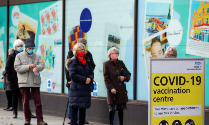 Pessoas fazem fila para receber a vacina contra o vírus do PCC do lado de fora de uma loja fechada da Debenhams que está sendo usada como centro de vacinação em Folkestone, Kent, Reino Unido, em 28 de janeiro de 2021 (Andrew Couldridge / Reuters)