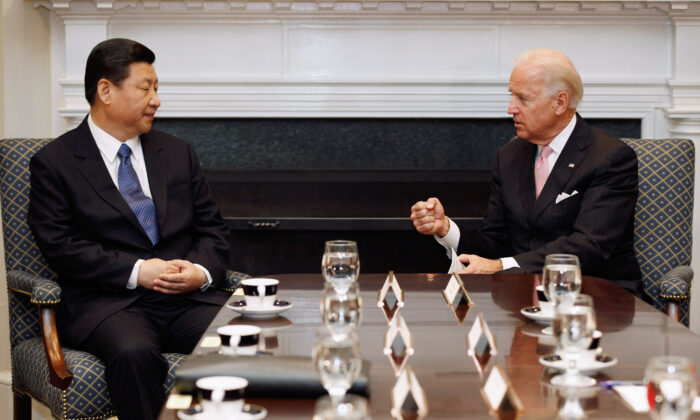 Em seguida, o vice-presidente dos EUA Joe Biden (D) e o vice-presidente chinês Xi Jinping conversam durante uma reunião bilateral ampliada com outras autoridades americanas e chinesas na Sala Roosevelt na Casa Branca em Washington em 14 de fevereiro de 2012 (Chip Somodevilla / Getty Imagens)