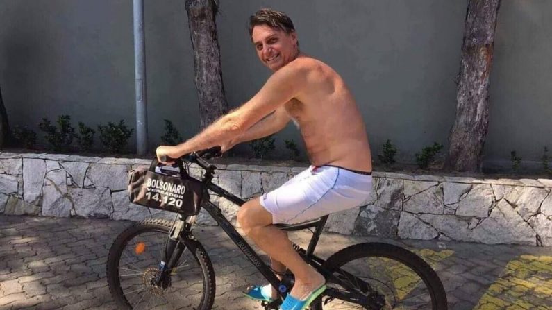 Bolsonaro passei de Bicicleta (foto via Twitter)