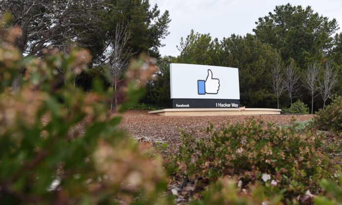 Uma placa na entrada da localização da sede corporativa do Facebook em Menlo Park, Califórnia, em 21 de março de 2018 (Joseh Edelson / AFP via Getty Images)