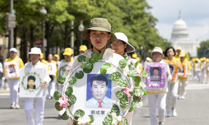 Os praticantes do Falun Gong participam de um desfile em comemoração ao 20º aniversário da perseguição ao Falun Gong na China, em Washington em 18 de julho de 2019 (Samira Bouaou / The Epoch Times)
DIREITOS HUMANOS NA CHINA