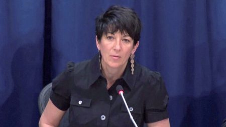 Ex-namorada de Epstein, Ghislaine Maxwell, alega abuso por guarda em prisão federal