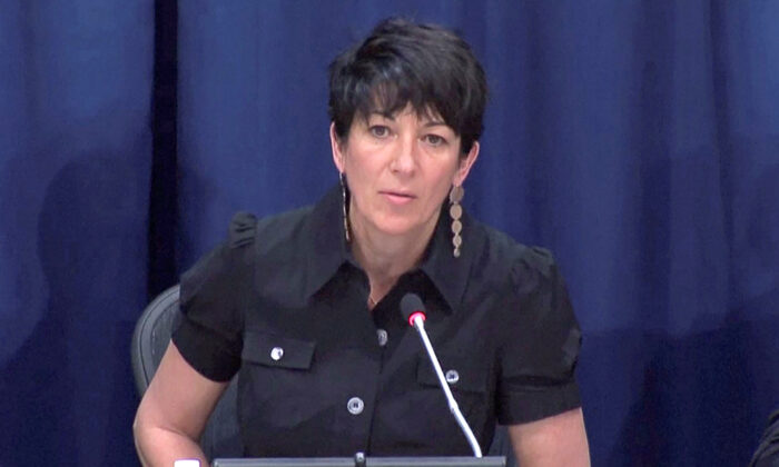 Ghislaine Maxwell, associada de longa data do acusado de tráfico sexual Jeffrey Epstein, fala em uma entrevista coletiva nas Nações Unidas em Nova York em 25 de junho de 2013 (UNTV via Reuters)
