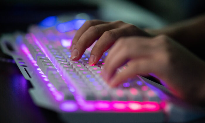 Esta foto tirada em 4 de agosto de 2020 mostra um hacker chinês não identificado usando seu computador em seu escritório em Dongguan, na província de Guangdong, no sul da China (Nicolas Asfouri / AFP via Getty Images)