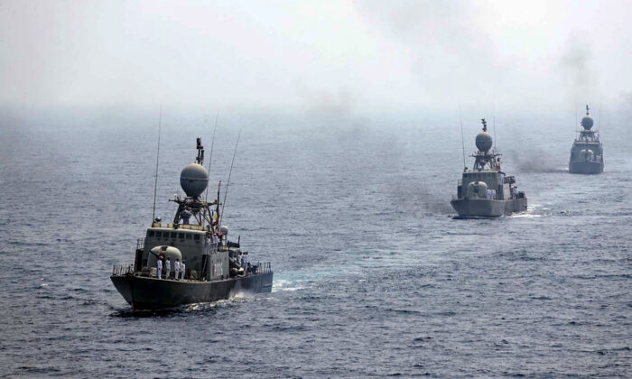 Navios da marinha iraniana desfilando durante o último dia de um exercício militar no Golfo, perto do estreito estratégico de Ormuz, no sul do Irã, em setembro de 2020 (Escritório do Exército Iraniano / AFP via Getty Images)