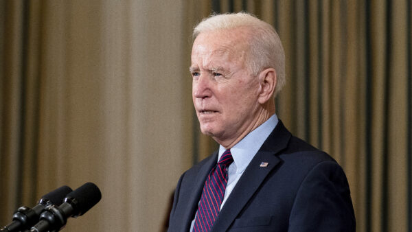 O presidente dos EUA, Joe Biden, faz comentários sobre a economia nacional e a necessidade da legislação de alívio do vírus CCP proposta por seu governo de US $ 1,9 trilhão no White House State Dining Room em Washington em 5 de fevereiro de 2021 (Stefani Reynolds / Pool / Getty Images) 