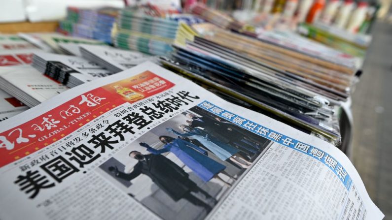 Primeira página de um jornal chinês mostrando a imagem da tomada de posse do presidente dos Estados Unidos Joe Biden, o 46º presidente dos Estados Unidos, em uma banca de jornal em Pequim em 21 de janeiro de 2021 (WANG ZHAO / AFP via Getty Images) 