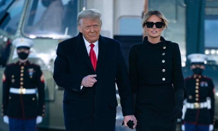 O presidente Donald Trump e a primeira-dama Melania Trump saem do Marine One na Joint Base Andrews em Maryland em 20 de janeiro de 2021 (Alex Edelman / AFP via Getty Images)