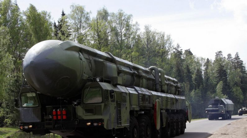 Veículo carregando 'Topol-M' (MAXIM SHIPENKOV/AFP via Getty Images)