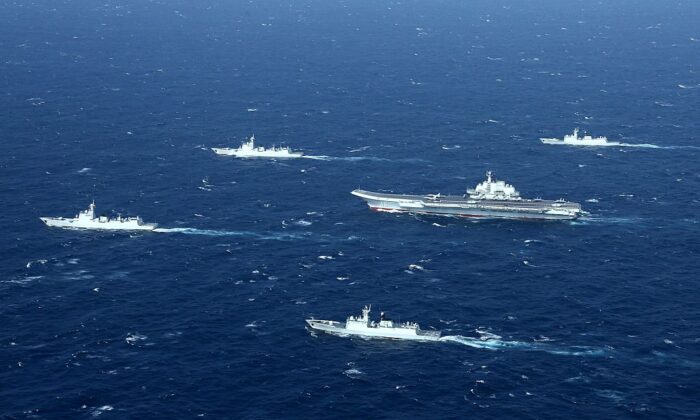 Uma formação da marinha chinesa, incluindo o porta-aviões Liaoning (C), durante exercícios militares no Mar da China Meridional, em 2 de janeiro de 2017 (STR / AFP via Getty Images)