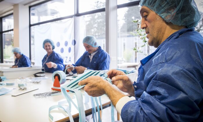 Funcionários fazem máscaras de proteção no Hospital Wilhelmina em Assen, Holanda, em 20 de março de 2020 (Vincent Jannink / ANP / AFP via Getty Images)
