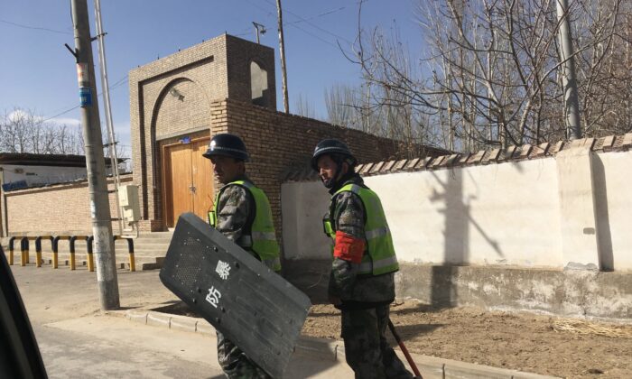 A polícia patrulha uma cidade na prefeitura de Hotan, na região de Xinjiang, na China, em 17 de fevereiro de 2018 (Ben Dooley / AFP via Getty Images) 