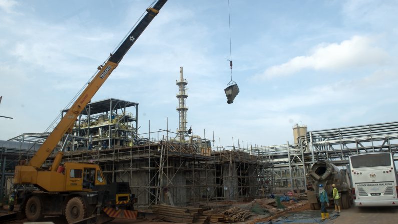 Trabalhadores em uma fábrica da Lynas em construção em Gebeng, cerca de 270 quilômetros a leste de Kuala Lumpur em 19 de abril de 2012 (SAEED KHAN / AFP via Getty Images) 