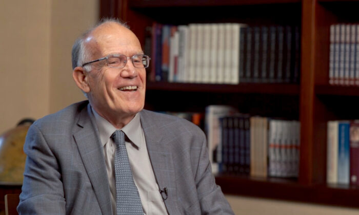 Victor Davis Hanson, historiador e membro da Hoover Institution e National Review Institute, na cidade de Nova York em 9 de dezembro de 2019 (The Epoch Times)