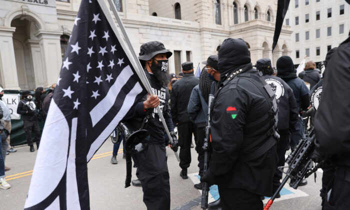 Membros dos Panteras Negras se juntam a outros defensores dos direitos das armas em frente à Virginia State House durante um comício em Richmond, Virginia, em 18 de janeiro de 2021 (Spencer Platt / Getty Images)