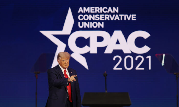 O ex-presidente Donald Trump discursa na Conferência de Ação Política Conservadora realizada no Hyatt Regency em Orlando, Flórida, em 28 de fevereiro de 2021 (Joe Raedle / Getty Images)
 