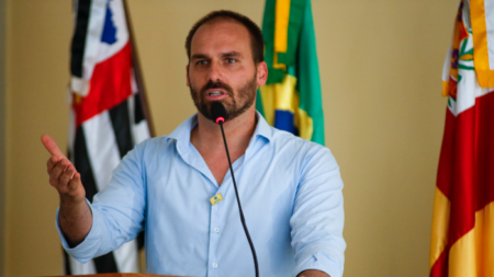 Justiça nega pedido de Lula para ser indenizado por Eduardo Bolsonaro