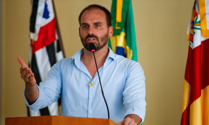 Eduardo Bolsonaro, deputado federal, fala durante a apresentação de um projeto para desenvolver uma ponte sobre o rio Ribeira de Iguape em 3 de setembro de 2020 em Eldorado, Brasil (Miguel Schincariol / Getty Images)