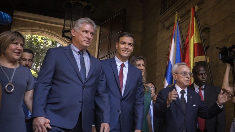 O líder do regime cubano Miguel Díaz-Canel e o presidente da Espanha Pedro Sánchez durante uma visita ao Palácio dos Capitães Gerais em Havana em 23 de novembro de 2018. (Adalberto Rqque / AFP via Getty Images)
  Fonte: The Epoch Times em espanhol