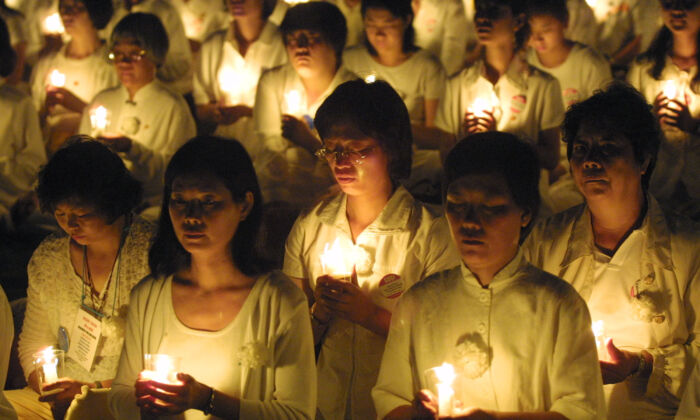 Os praticantes do Falun Gong seguram velas durante uma vigília à luz de velas em Washington, DC, 19 de julho de 2001 (Alex Wong / Getty Images)
