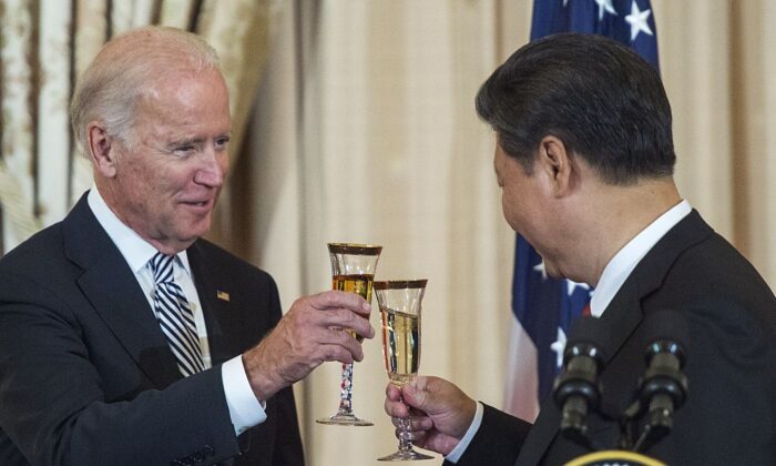 O então vice-presidente dos EUA Joe Biden e o líder chinês Xi Jinping brindam durante um almoço de estado para a China oferecido pelo Secretário de Estado dos EUA John Kerry em Washington em 25 de setembro de 2015 (Paul J. Richards / AFP via Getty Images)
