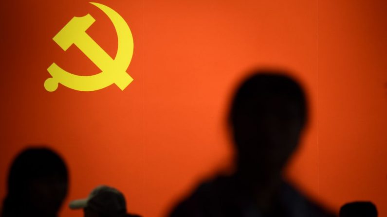 Esta foto tirada em 10 de outubro de 2017 mostra uma bandeira do Partido Comunista Chinês exibida em uma exposição (Foto WANG ZHAO / AFP via Getty Images)