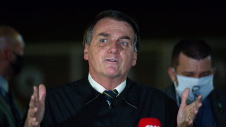 Lockdown não deu certo em 2020 e, portanto, também não dará em 2021, observa Bolsonaro