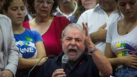 Lula diz que regulação dos meios de comunicação é ‘urgente’