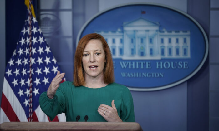 A secretária de imprensa da Casa Branca, Jen Psaki, fala durante a coletiva de imprensa diária na Casa Branca em 15 de março de 2021. (Drew Angerer / Getty Images)