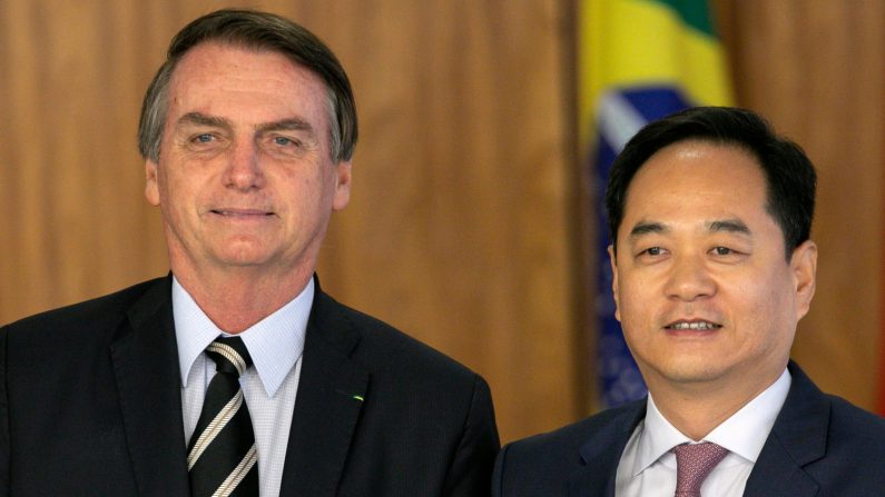 Yang Wanming, embaixador da China, junto do presidente do Brasil, Jair Bolsonaro.