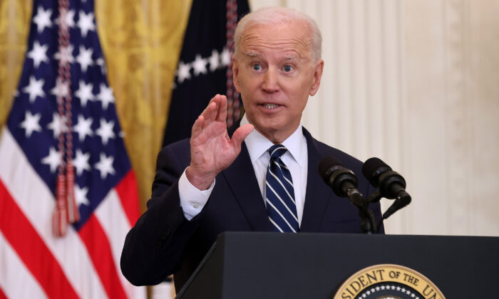 O presidente Joe Biden fala a repórteres durante a primeira coletiva de imprensa de seu mandato no Salão Leste da Casa Branca em 25 de março de 2021 (Chip Somodevilla / Getty Images)
