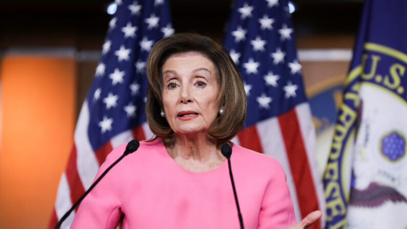 A presidente da Câmara, Nancy Pelosi (D-Calif.), em uma entrevista coletiva no Capitólio, em Washington, em 26 de março de 2020 (Charlotte Cuthbertson / The Epoch Times)