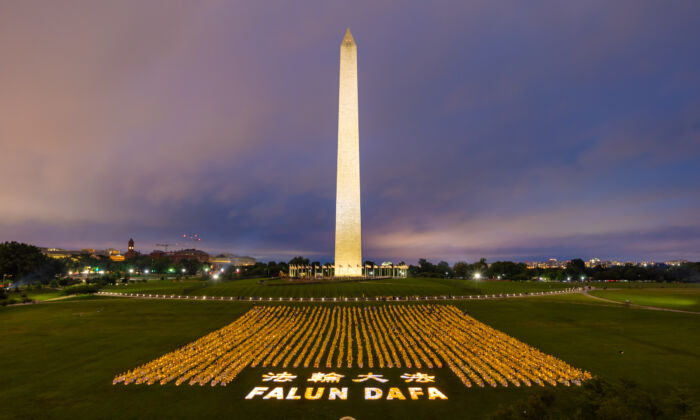 Os praticantes do Falun Gong participam de uma vigília à luz de velas para homenagear os praticantes mortos na China por suas crenças em Washington em 22 de junho de 2018 (Mark Zou / The Epoch Times)
 