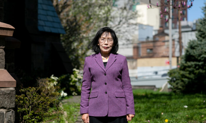 A praticante do Falun Gong Zhang Yijie em Flushing, Nova York, em 18 de abril de 2021 (Chung I Ho / The Epoch Times)

 