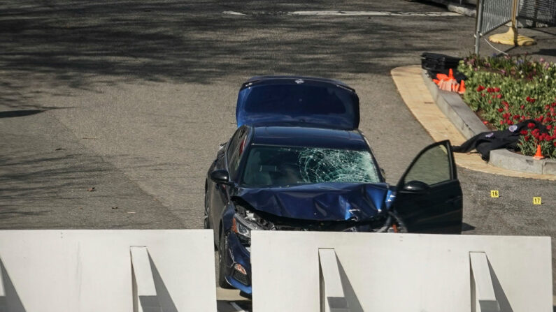 As agências de aplicação da lei investigam a cena depois que um veículo atacou uma barricada no Capitólio dos Estados Unidos em 2 de abril de 2021 em Washington, DC (Drew Angerer / Getty Images)
 