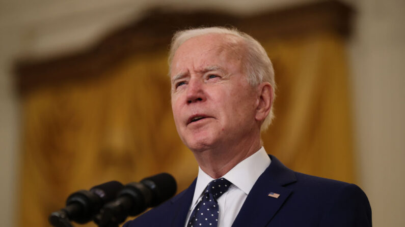 O presidente dos EUA, Joe Biden, anuncia novas sanções econômicas contra o governo russo na Sala Leste da Casa Branca em 15 de abril de 2021 em Washington, DC. (Chip Somodevilla / Getty Images)
 