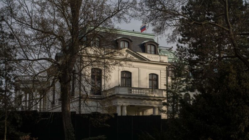 Esta foto tirada em 22 de abril de 2021 mostra a embaixada russa em Praga, na República Tcheca (Michal Cizek / AFP via Getty Images)
 