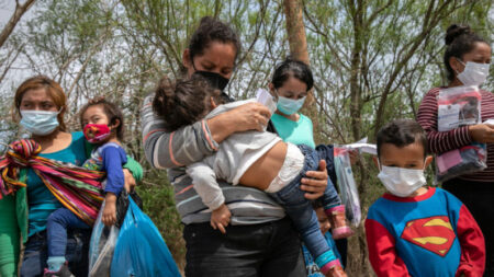 Irmãos de 5 e 6 anos encontrados sozinhos na fronteira da Califórnia com o México