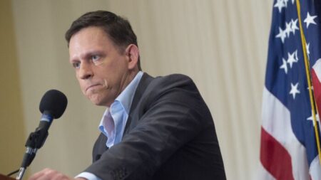 Peter Thiel denuncia colaboração das Big Techs com regime comunista chinês