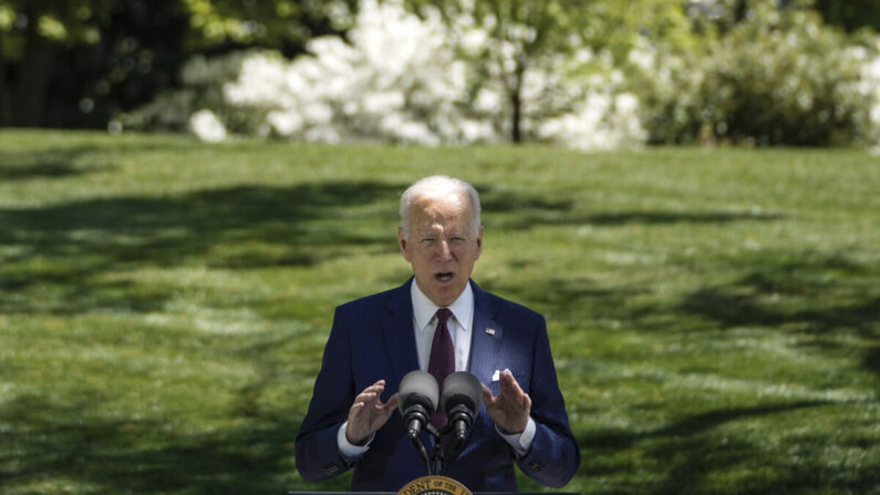 Presidente Joe Biden no Gramado Norte da Casa Branca em 27 de abril de 2021 em Washington (Drew Angerer / Getty Images)
