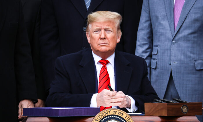 Presidente Donald Trump durante uma cerimônia no gramado sul da Casa Branca em Washington em 29 de janeiro de 2020 (Charlotte Cuthbertson / The Epoch Times)
 