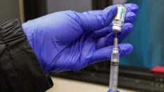 EUA recomendam pausa da vacina J&J contra COVID-19 após relatos de coágulos sanguíneos
