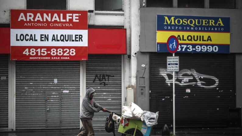 Uma pessoa caminha em uma rua em Buenos Aires (EFE / Juan Ignacio Roncoroni)